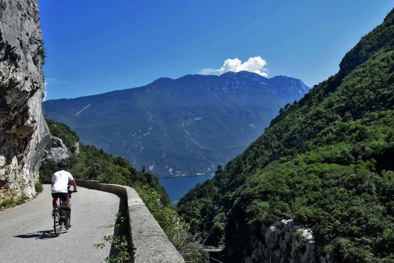 Najlepsze trasy rowerowe wokół Jeziora Garda - odkryj malownicze szlaki Najlepsze trasy rowerowe wokół Jeziora Garda - odkryj malownicze szlaki