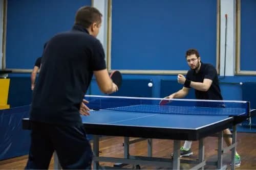 Ile setów w tenisie stołowym? Poznaj zasady i różnice w rozgrywkach